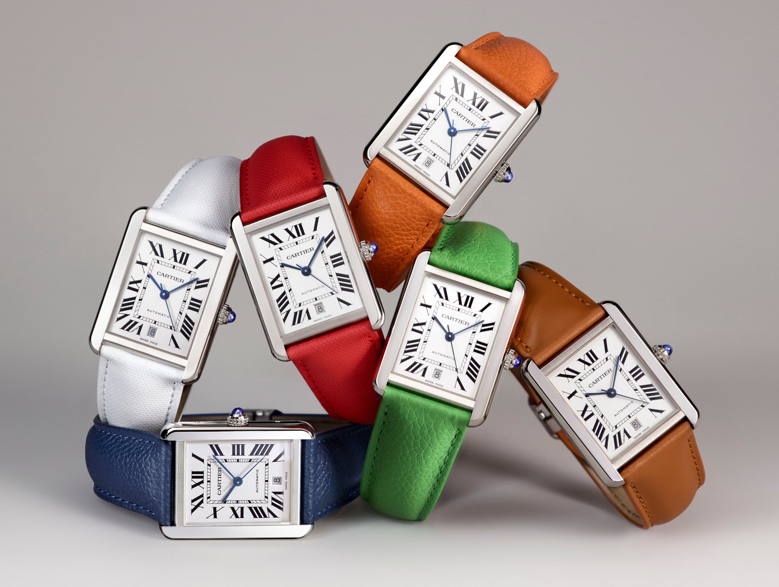Часы Ronde Solo de Cartier и Tank Solo Cartier можно носить со сменными ремешками пяти цветов