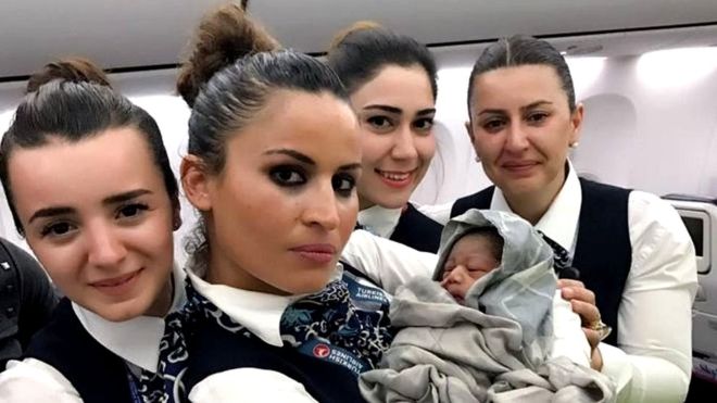 Стюардессы Turkish Airlines приняли роды у пассажирки из Гвинеи на высоте 13 тысяч метров | Glamour