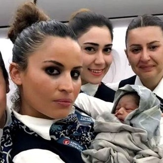 Стюардессы Turkish Airlines приняли роды у пассажирки