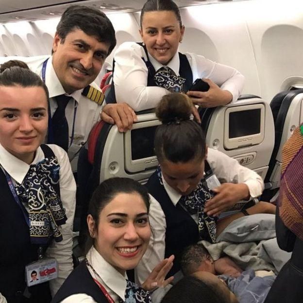 Стюардессы Turkish Airlines приняли роды у пассажирки из Гвинеи на высоте 13 тысяч метров | Glamour
