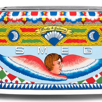Dolce & Gabbana и Smeg представили коллекцию расписной техники для кухни