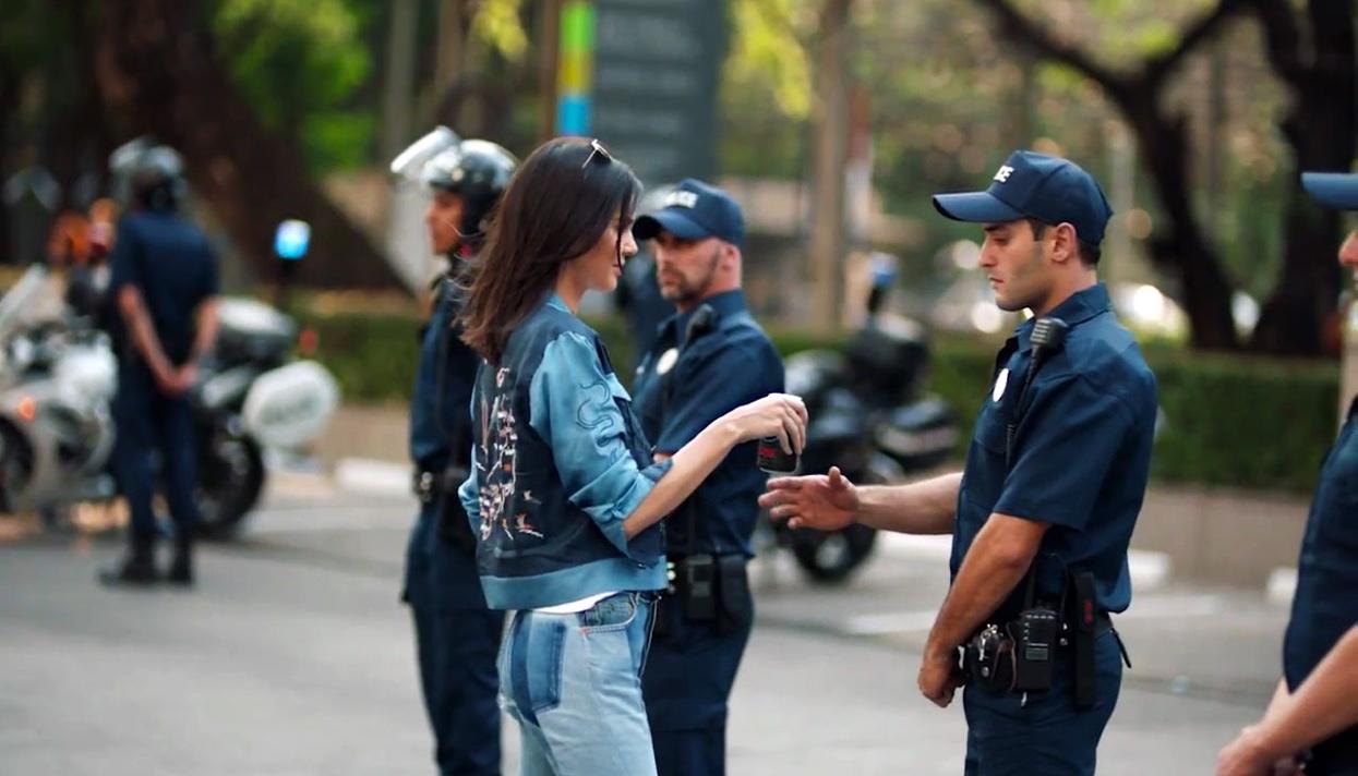 Компания Pepsi удалила рекламу с Кендалл Дженнер где она предлагает газировку полицейскому | Glamour