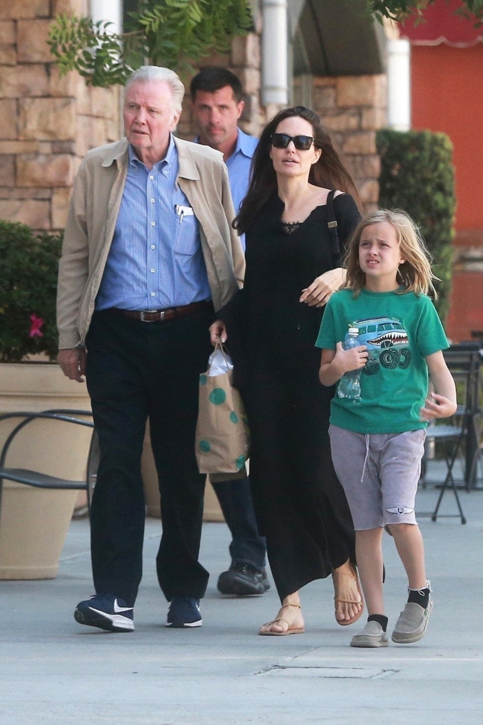 Анджелина Джоли с отцом Джоном Войтом и дочкой Вивьен