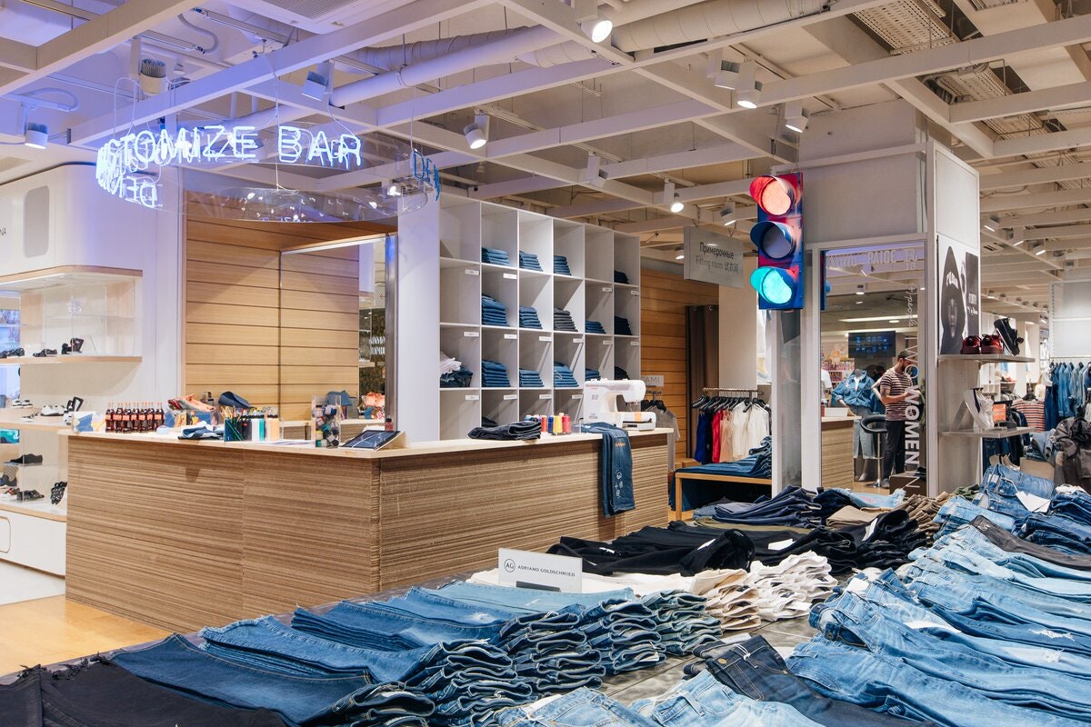Denim Customize Bar в ЦУМе сервис по кастомизации джинсовых вещей | Glamour
