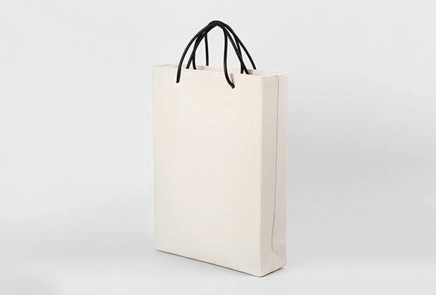 Balenciaga выпустили фирменную сумку для шопинга за 1100 долларов