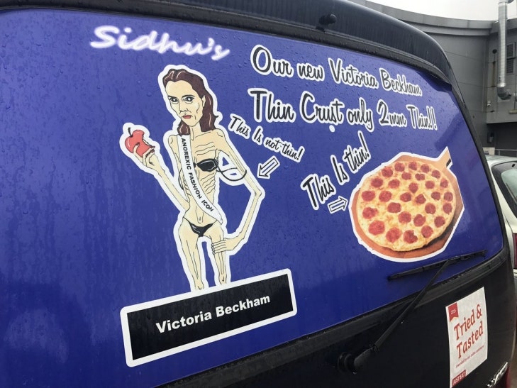 Виктория Бекхэм подаст в суд на пиццерию за карикатуру с надписью «Модная икона анорексии»