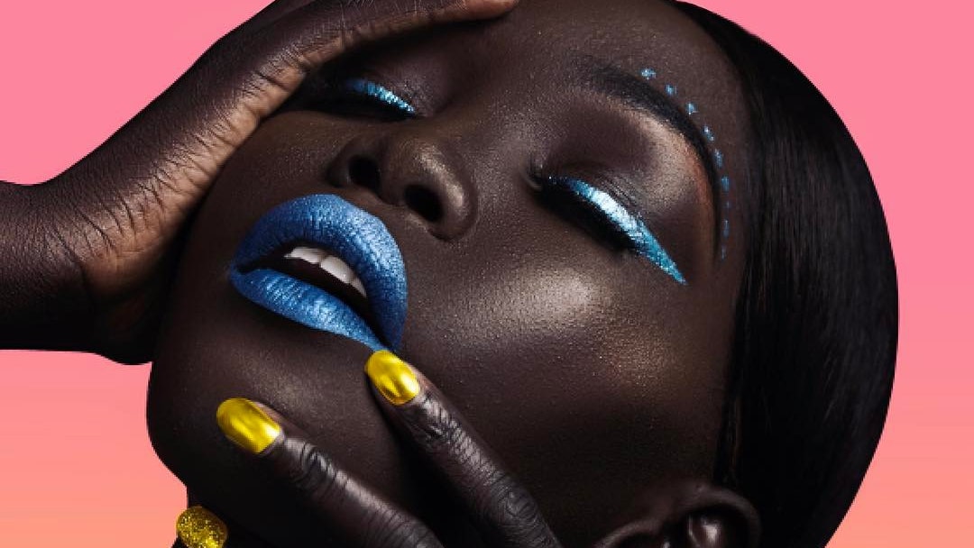 Модель Ньяким Гатвеч с угольночерной кожей стала звездой Instagram