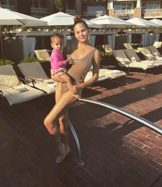 chrissyteigen.