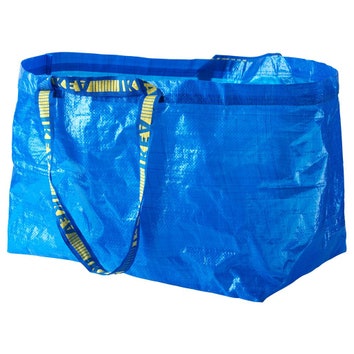 Бренд Balenciaga выпустил реплику синей сумки IKEA стоимостью 2000 долларов
