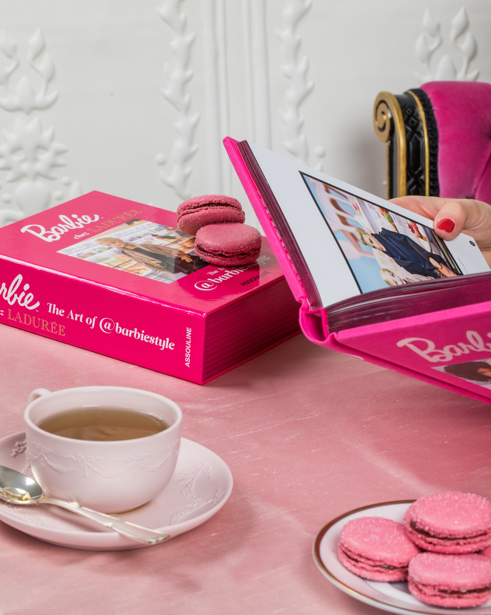 Ladure и Mattel выпустили лимитированную коробочку пирожных Barbie в форме книги