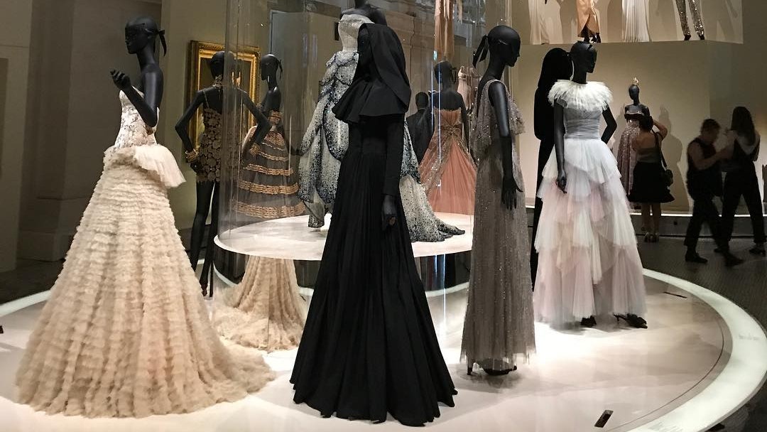 Christian Dior фото с выставки в Париже в честь 70летия модного Дома