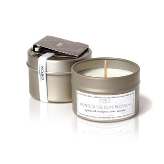 Свеча Portuguese Olive Blossom с ароматом цветов оливы и гиацинта 1100 руб. KOBO Candles .