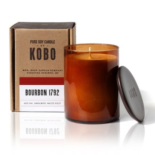 Свеча Bourbon 1792 с ароматом солода древесины дуба и сандала 4300 руб. KOBO Candles .
