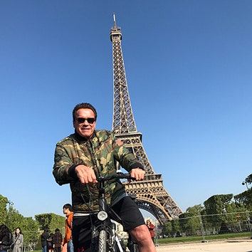 Арнольд Шварценеггер захотел сфотографироваться с туристами в Париже, но они не узнали его