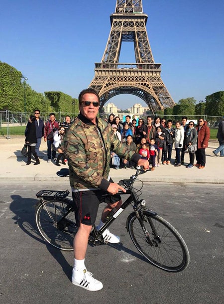Арнольда Шварцнеггера в Париже не узнали тайские туристы когда он решил «испортить» снимок | Glamour