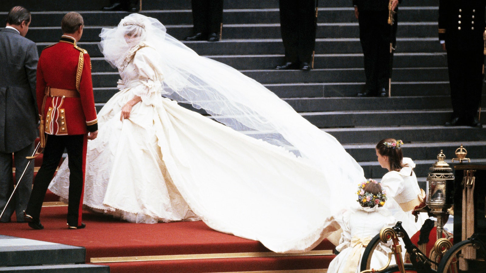 Самые дорогие свадебные платья звезд наряды принцессы Дианы Виктории Бекхэм и других