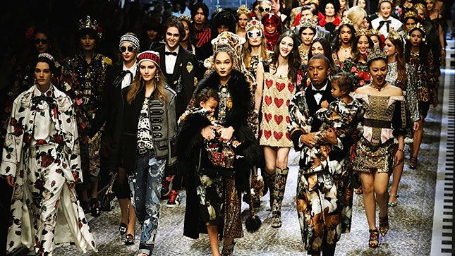В показе Dolce  Gabbana осеньзима 20172018 участвовали обычные люди фото с модного шоу | Glamour