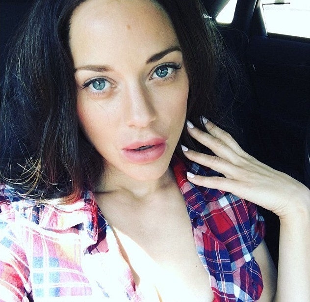 Марион Котийяр спародировала в Instagram любительниц селфи и пластических операций | Glamour