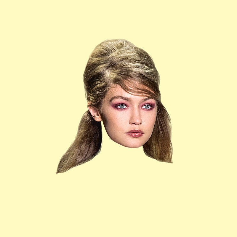 Создавая начес как на показе Anna Sui думайте не о прилежных модницах 1960х годов а о поклонницах рока. Больше беспорядка.