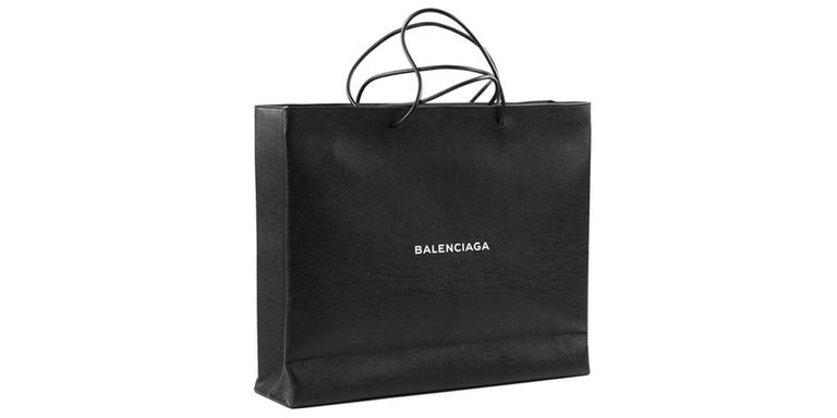 Balenciaga выпустили сумку Carry Shopper по форме похожую на бумажный пакет для покупок