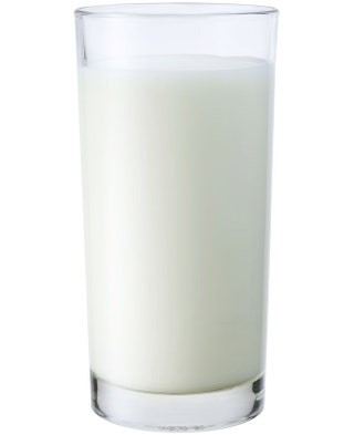 В молоке содержится триптофан — аминокислота которая в организме превращается в серотонин гормон регулирующий сон