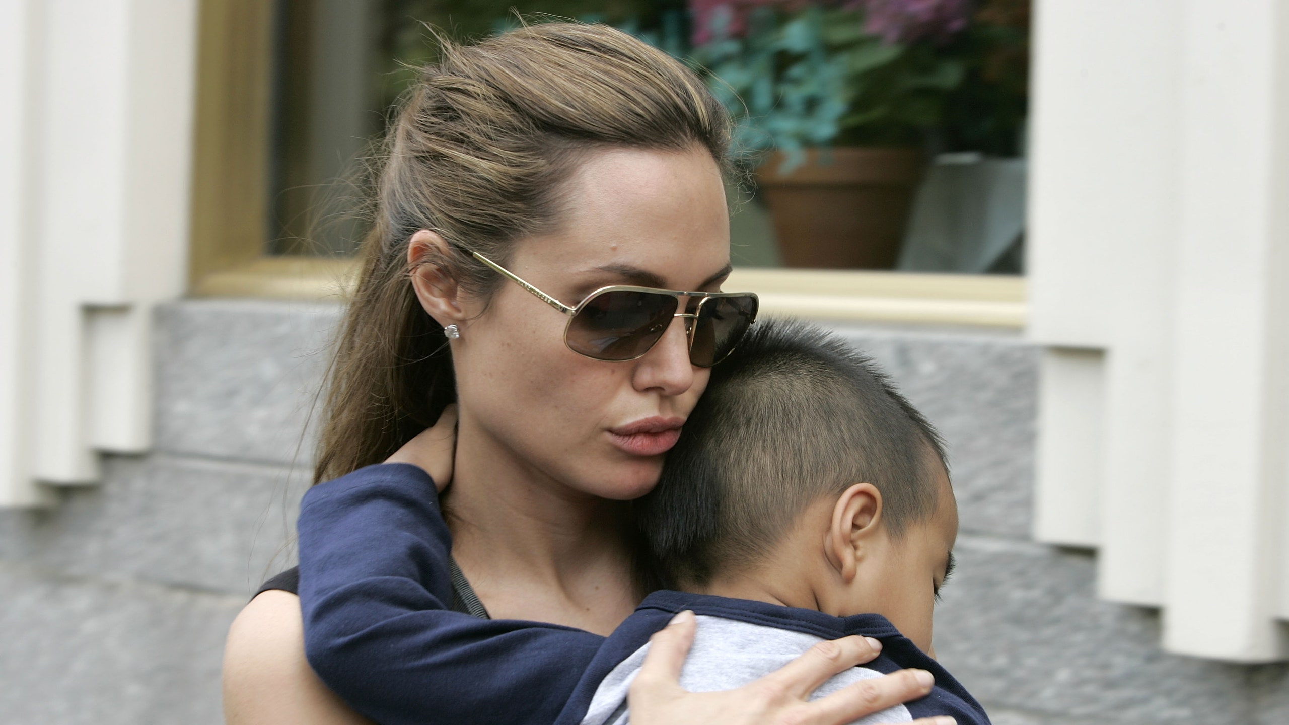 Анджелина Джоли планирует усыновить еще одного ребенка вместе с британским миллиардером | Glamour