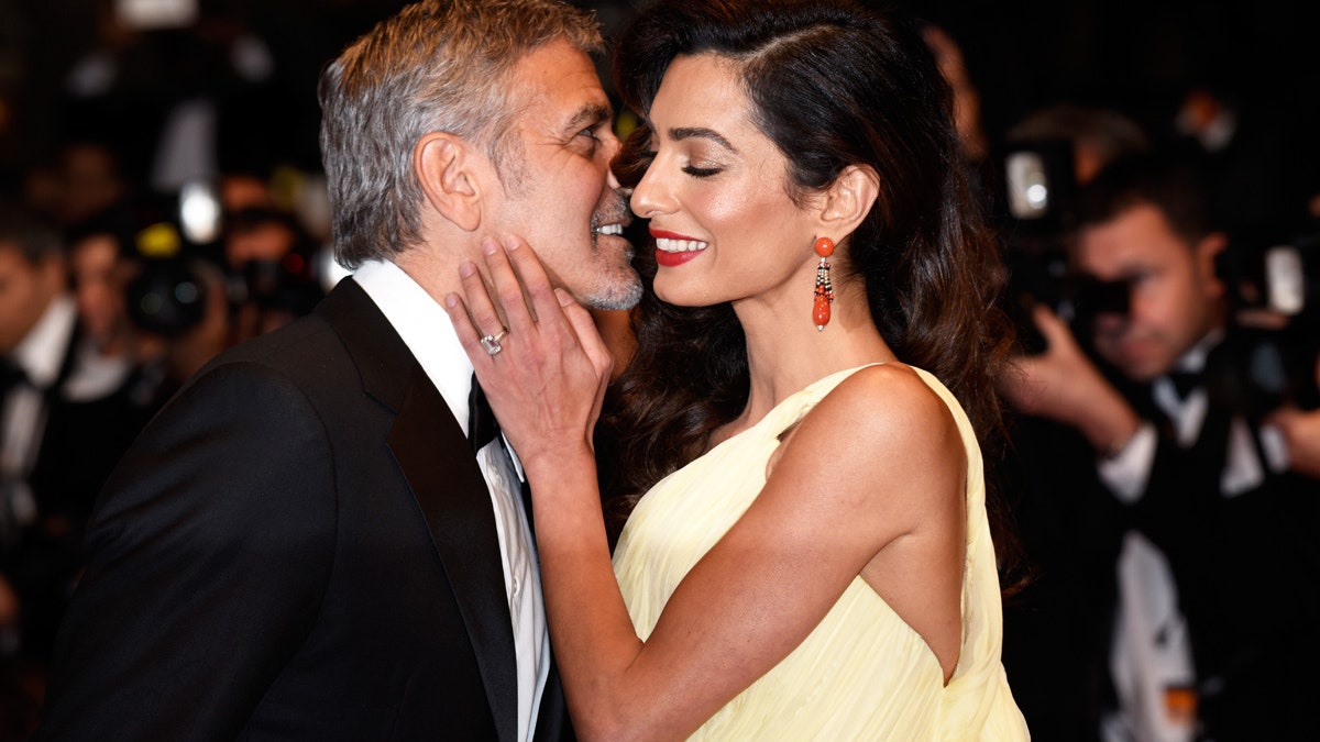 Амаль Клуни подарила на день рождения мужу торт повторяющий интерьер его бара Casamigos | Glamour
