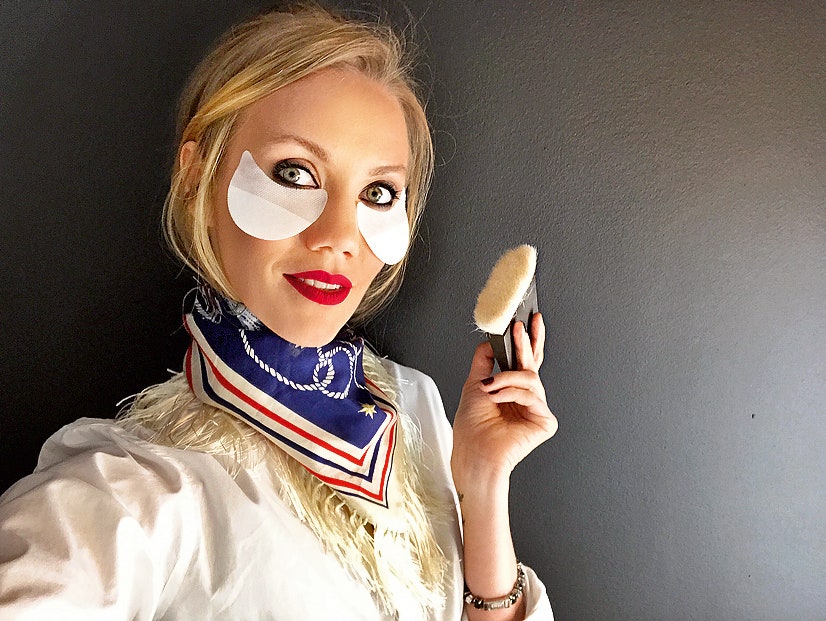 Елена Крыгина показала 5 любимых инструментов для макияжа