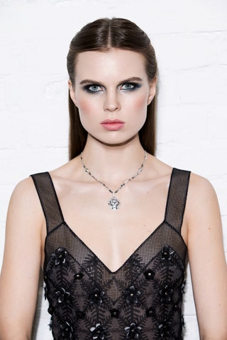 Платье Chanel. Колье Lion Pepite белое золото бриллианты Chanel Fine Jewelry