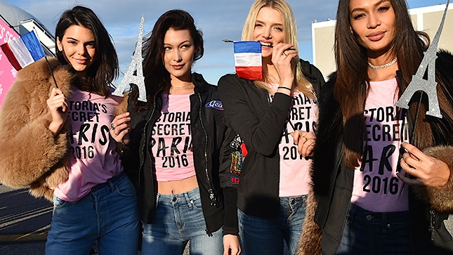 Victoria's Secret Fashion Show 2016 участницы показа отправились в Париж