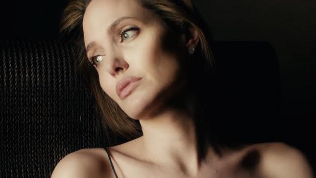 Анджелина Джоли в видео Guerlain минифильм посвященный аромату Mon Guerlain | Glamour