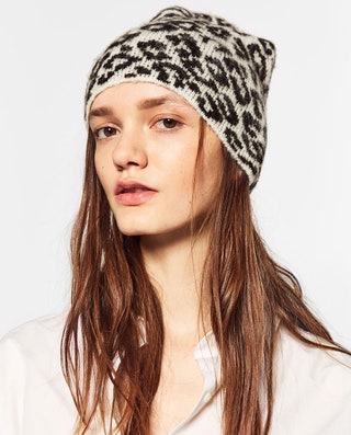Zara шапка с леопардовым принтом 899 руб.