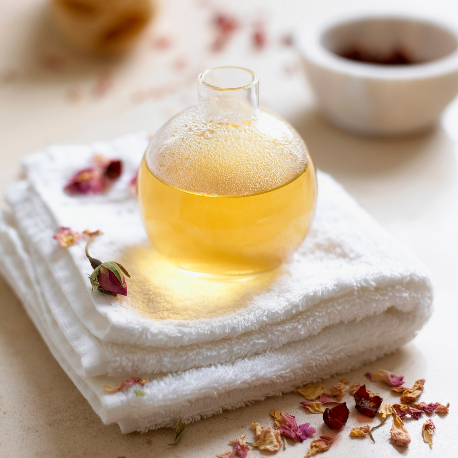Эфирные масла как пользоваться и в чем польза масел розы чайного дерева мяты лаванды | Allure