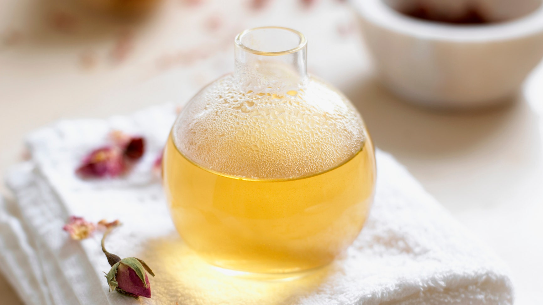 Эфирные масла как пользоваться и в чем польза масел розы чайного дерева мяты лаванды | Allure