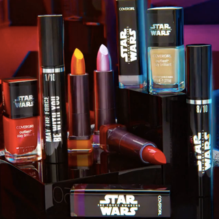 Звездные войны . Выпущенная в 2015 году коллекция косметики посвященная выходу фильма Звездные войны пробуждение силы.