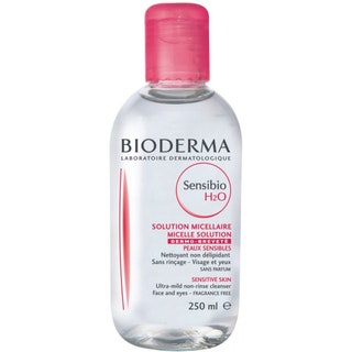 Bioderm мицеллярная водa Sensibio H2O. Визажисты скупают ее большими бутылками. Перед макияжем протирают водой кожу...