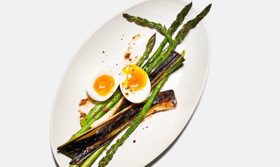 Вареные яйца с лукомпорей и спаржей | Рецепт Alison Roman | Фотограф Ted Cavanaugh
