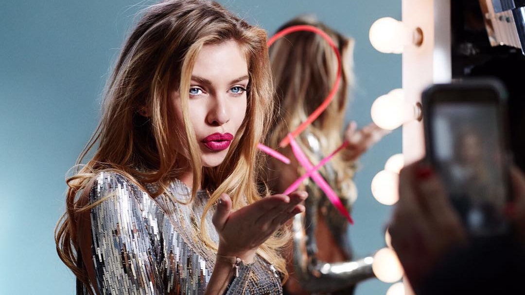 Новости мира красоты за 13 октября Стелла Максвелл  новый амбассадор Max Factor | Allure