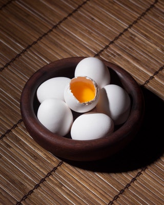 Яйца. Яйца — источник селена цинка и белка  ингредиентов необходимых для здоровья кожи.