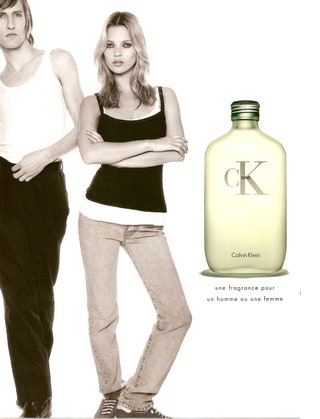Calvin Klein аромат CK one. Ароматунисекс с провокационной рекламой. Свежий и легкий при этом не лишенный остроты.
