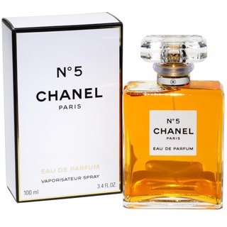 Chanel парфюмерная вода №5. Дебют состоялся в 1921 году. С тех пор стал классикой. До сих пор — бестселлер во всем мире.