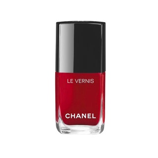 Chanel лак для ногтей Le Vernis. Лак легко наносится широкой кистью и держится без единого скола минимум три дня.