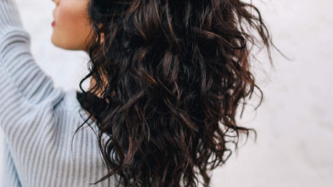 Лучшие сухие шампуни для брюнеток от Moroccanoil Batiste Sachajuan Lee Stafford | Allure