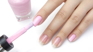 Шаг 3. Мизинец и указательный палец крашу нежным розовым оттенком Salon Manicure 523.