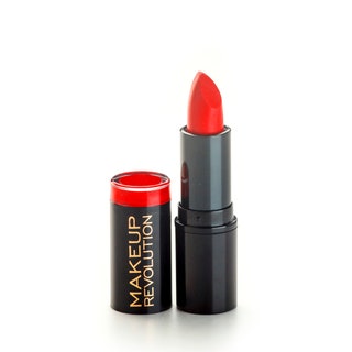 Makeup Revolution помада Amazing Lipstick 176 руб. Представлена в 4 оттенках.