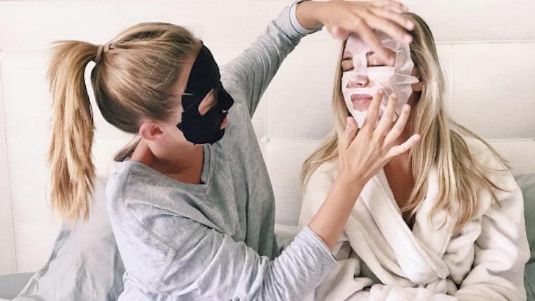 Как пользоваться тканевыми масками для лица и что поможет усилить их эффект | Allure