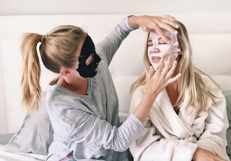 Как пользоваться тканевыми масками для лица и что поможет усилить их эффект | Allure