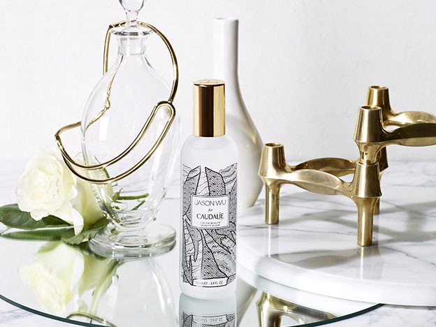 Beauty Elixir: вода для красоты лица Caudalie во флаконе по дизайну Джейсона Ву