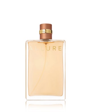 Chanel Allure. Особенно тот что в парфюмерной воде. Он гуще слаще более шлейфовый и стойкий. Стоит брызнуть его на шарф...