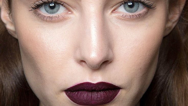 Темные помады необычных оттенков как выполнить модный макияж губ и какой выбрать цвет | Allure